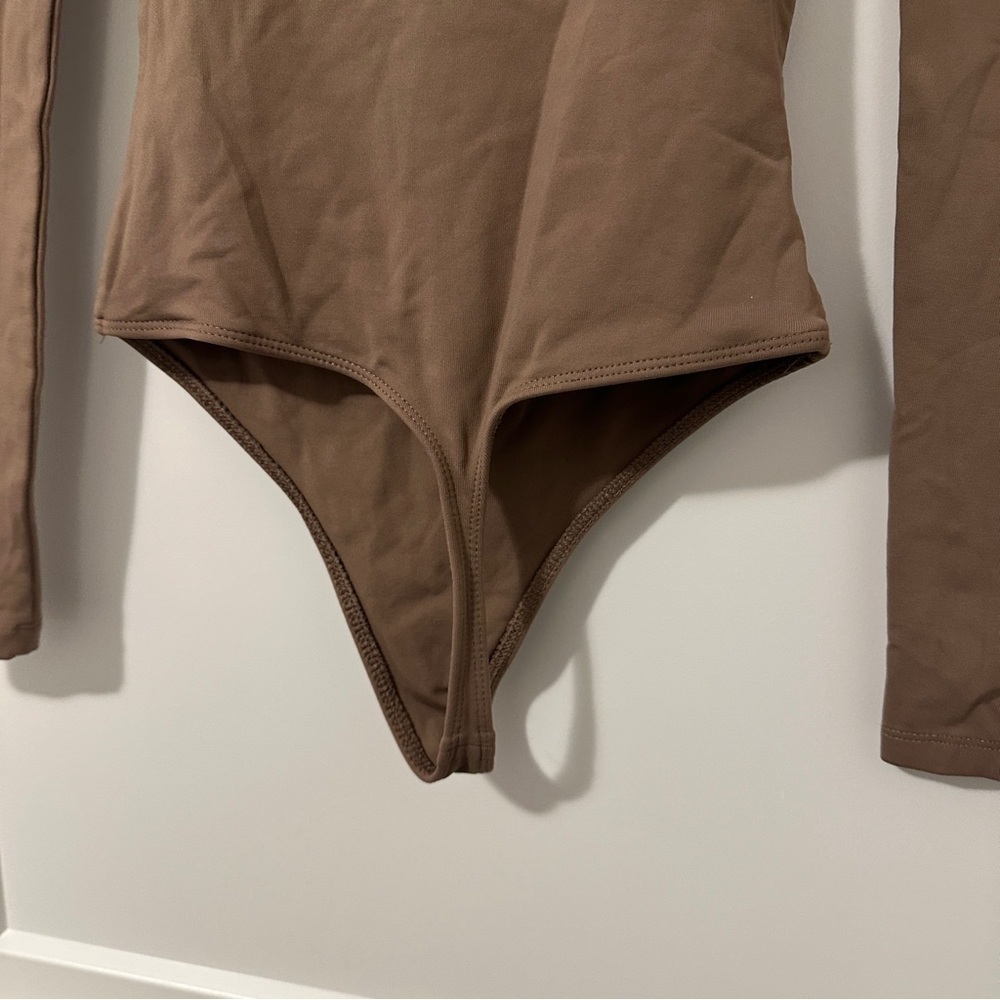 Aritzia Babaton Contour Square Neck Long Sleeve Brown Tan Bodysuit Size XXS - Picture 8 of 11
